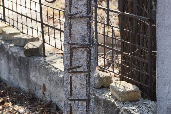 Old Destroyed Concrete Pillar Rusty Iron Fittings Street Fence — Stock Photo, Image