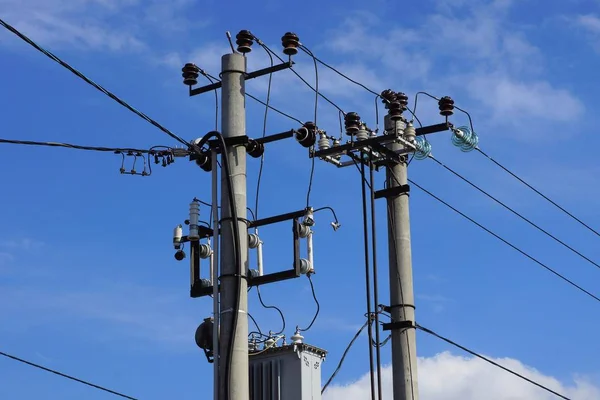 Dos Pilares Hormigón Gris Con Cables Eléctricos Sobre Fondo Cielo — Foto de Stock