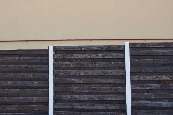 Része Egy Barna Kerítés Táblák Utcán Szemben Szürke Beton Fal — Stock Fotó