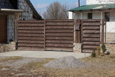 Kapalı kahverengi kapı ve kapı kırsal bir sokakta güneşli bir günde