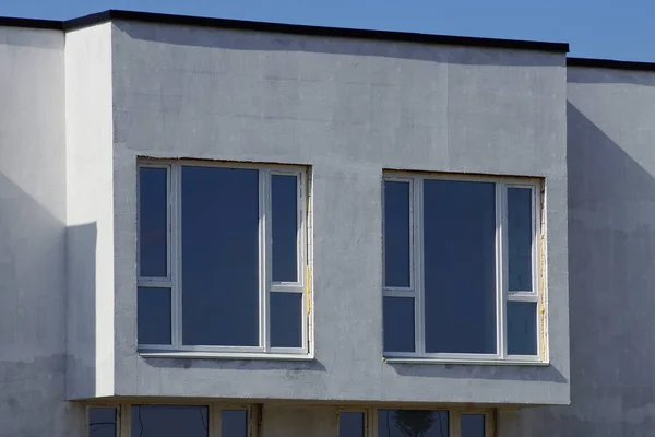 Két Fehér Négyzet Ablakok Szürke Beton Fal Egy Ház Szabadban — Stock Fotó