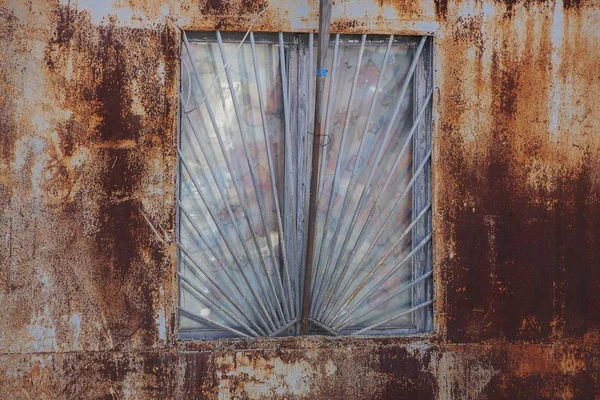 Одно Старое Окно Серыми Металлическими Решетками Железной Коричневой Ржавой Стене — стоковое фото