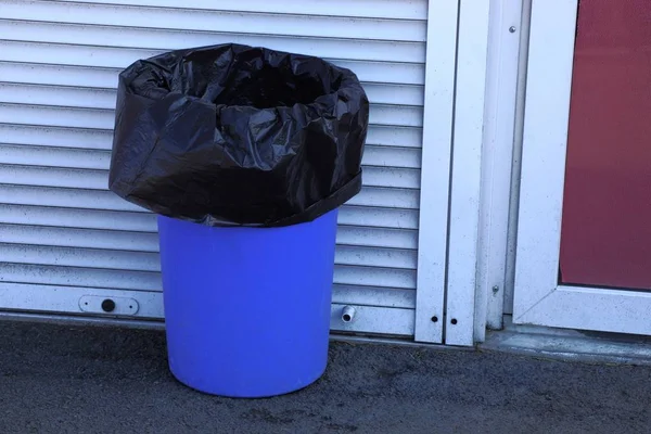 Een Blauwe Plastic Urn Met Een Zwarte Plastic Zak Staat — Stockfoto