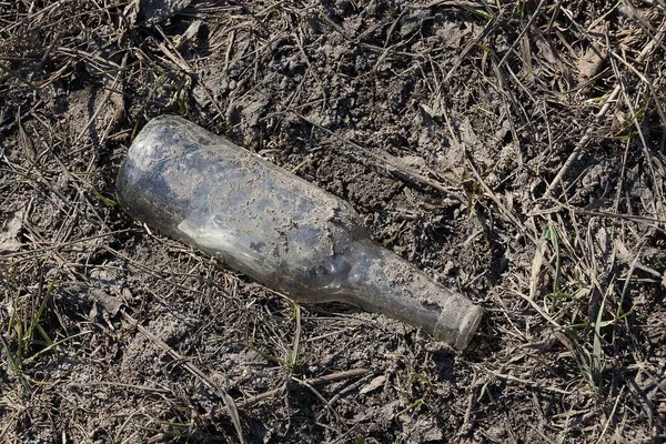 Una Botella Vidrio Sucio Gris Yace Suelo Hierba Seca Naturaleza —  Fotos de Stock