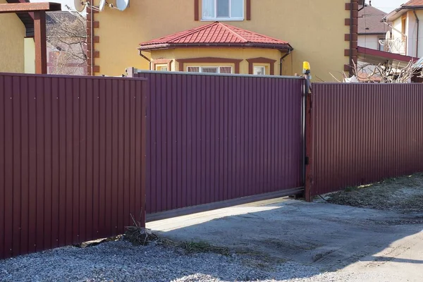 Grote Gesloten Bruine Metalen Hek Bruine Hek Een Landelijke Straat — Stockfoto