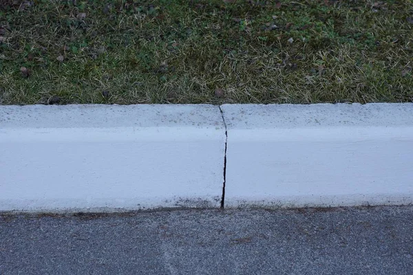 Parte Marciapiede Cemento Bianco Una Strada Asfaltata Grigia Erba — Foto Stock