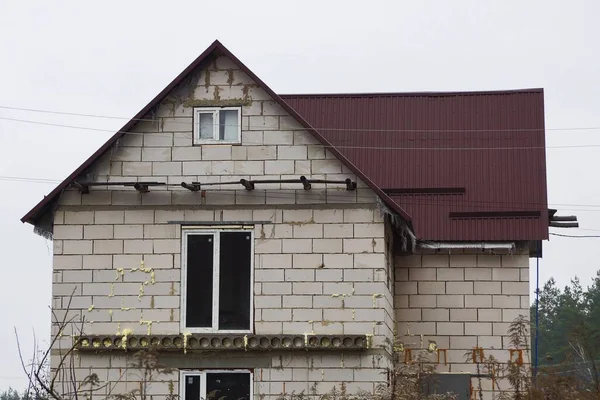 Ático Una Casa Privada Ladrillos Blancos Con Ventanas Pared Bajo —  Fotos de Stock