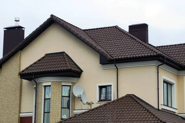 Deel Van Een Bruin Huis Met Ramen Aan Muur Onder — Stockfoto