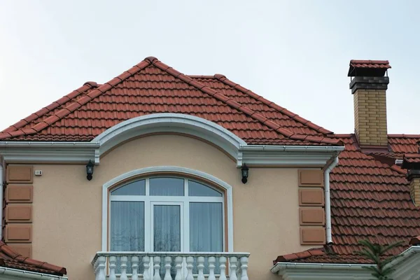 Braune Mansarde Eines Privaten Booms Mit Großem Fenster Und Weißem — Stockfoto