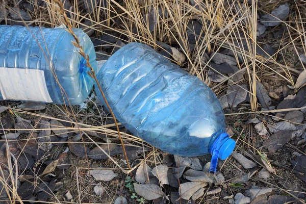 Basura Dos Botellas Plástico Vacías Azules Yace Suelo Hierba Seca —  Fotos de Stock