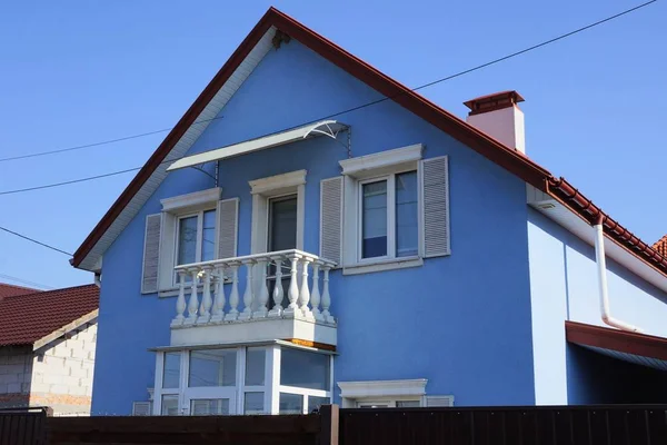 Gran Casa Privada Azul Con Balcón Blanco Ventanas Detrás Una — Foto de Stock