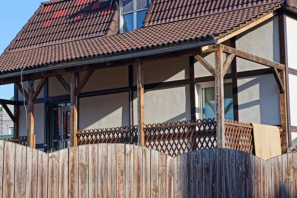 Fassade Eines Privathauses Mit Offener Hölzerner Veranda Unter Einem Braunen — Stockfoto
