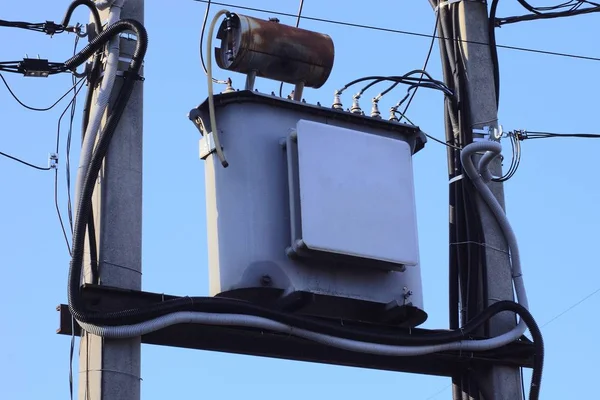 Gökyüzüne Karşı Iki Gri Beton Sütun Üzerinde Elektrik Kabloları Olan — Stok fotoğraf