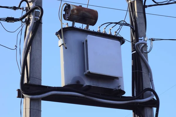 Grande Transformador Ferro Com Fios Elétricos Dois Pilares Concreto Cinza — Fotografia de Stock