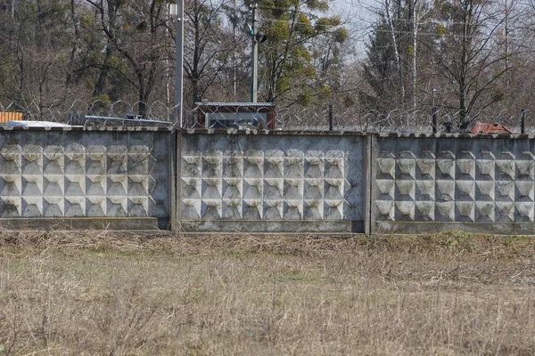 Długi Szary Betonowy Ściana Ogrodzenie Kolczasty Drut Zewnątrz Suchy Trawa — Zdjęcie stockowe