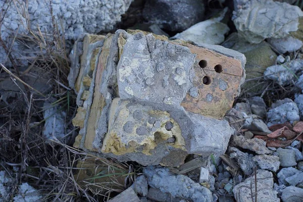 Basura Viejos Pedazos Marrones Ladrillo Hormigón Gris Suelo Exterior — Foto de Stock