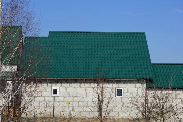 Private House White Bricks Small Windows Green Tiled Roof Blue — Stock Photo, Image