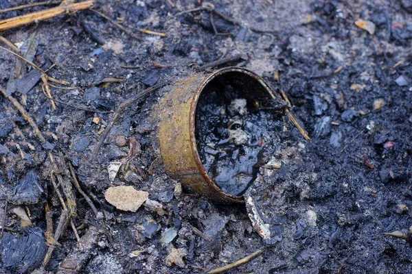 Szemét Egy Koszos Sárga Alumínium Bádogdobozból Fekete Földön Kívül — Stock Fotó