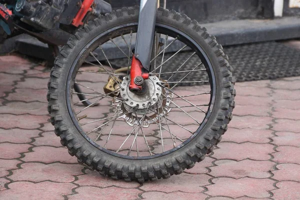 Uma Roda Preta Uma Bicicleta Esportiva Uma Calçada Marrom Rua — Fotografia de Stock