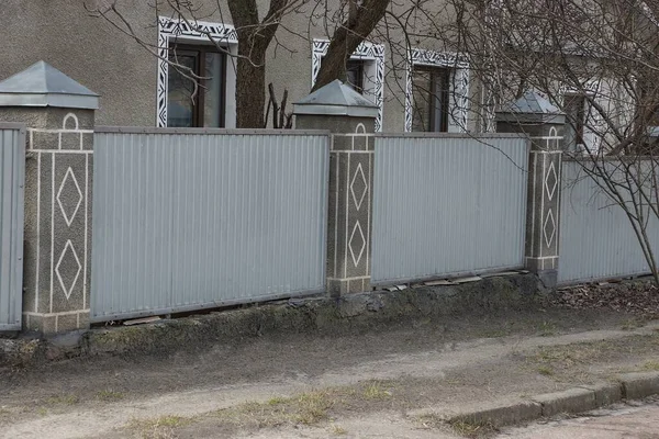 Parede Longa Cinza Concreto Cerca Metal Uma Rua Rural — Fotografia de Stock