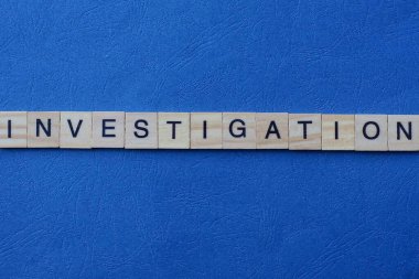  Küçük gri ahşap harflerden gelen kelime araştırması mavi bir arkaplanda yatıyor.