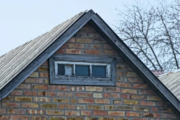 Starý Hnědý Cihlový Podkrovní Byt Malým Šedým Dřevěným Oknem Proti — Stock fotografie