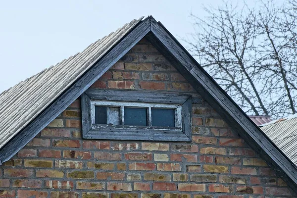 Vecchio Loft Marrone Mattone Con Una Piccola Finestra Legno Grigio — Foto Stock