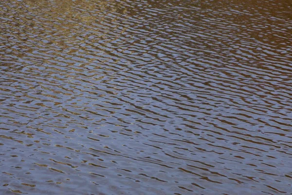Natürliche Braune Textur Von Wasser Und Wellen Auf Dem See — Stockfoto