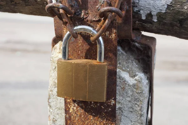 Brown Padlock Hanging Rusty Iron Chain Concrete Gray Fence Post — Stock Photo, Image