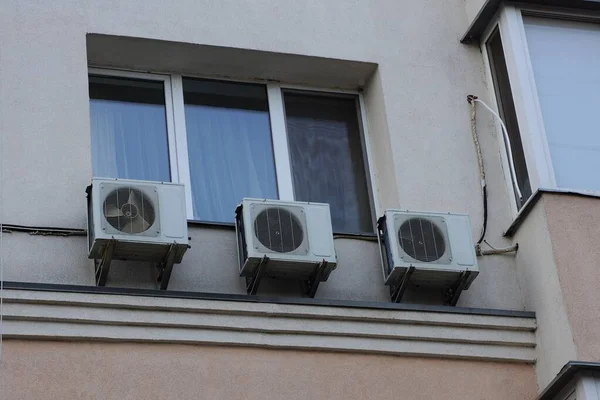 Tres Acondicionadores Aire Grises Una Pared Hormigón Marrón Una Casa —  Fotos de Stock