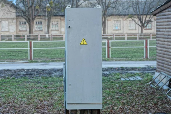 Jedno Żelazo Szare Prostokątne Elektryczne Pole Stoi Zewnątrz Zielonej Trawie — Zdjęcie stockowe