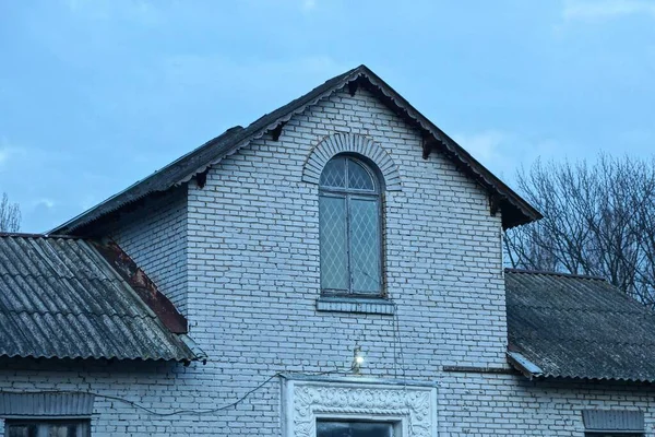 Sótão Uma Casa Tijolo Branco Com Uma Grande Janela Sob — Fotografia de Stock