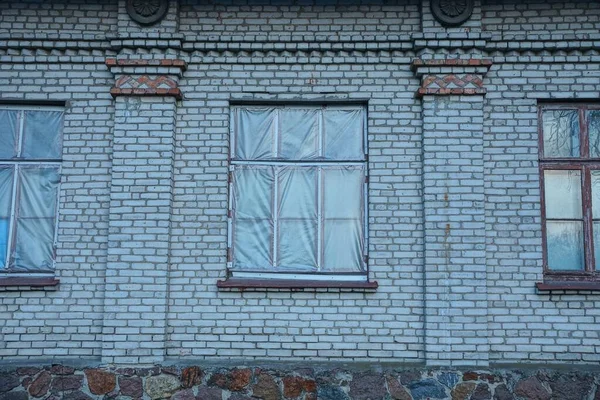 Одно Старое Окно Белом Целлофане Серой Кирпичной Стене — стоковое фото
