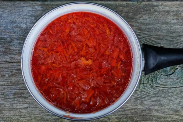 Makanan Dari Red Borsch Dalam Panci Putih — Stok Foto