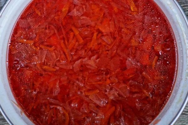 Jedzenie Czerwonego Barszczu Białym Patelni Stoi Szarym Stole — Zdjęcie stockowe