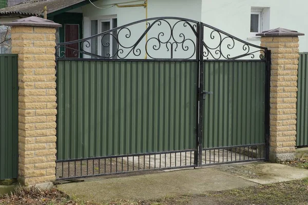 Grande Portão Metal Verde Parte Uma Cerca Tijolo Marrom Rua — Fotografia de Stock