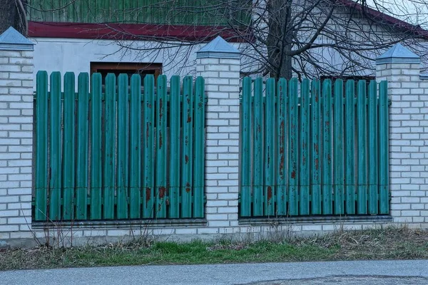 Cerca Privada Larga Hecha Metal Verde Ladrillos Blancos Una Calle —  Fotos de Stock