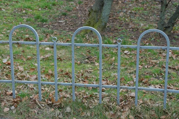 Yeşil Çimlerin Yakınındaki Bir Parkta Metal Çubuklardan Yapılmış Gri Demirden — Stok fotoğraf