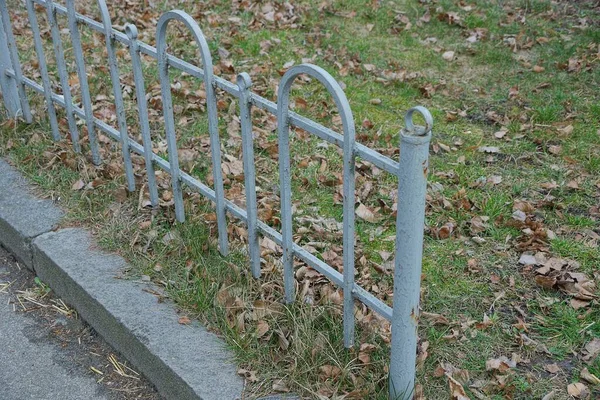 Metal Çubuklardan Yapılmış Gri Demir Bir Çitin Parçası — Stok fotoğraf