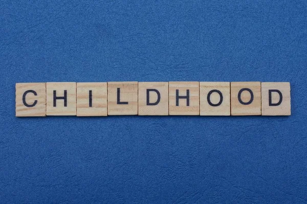 Woord Kindertijd Van Kleine Grijze Houten Letters Ligt Een Blauwe — Stockfoto