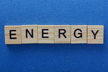 Kelime enerjisi gri harflerden yapılır mavi bir arka planda yatar
