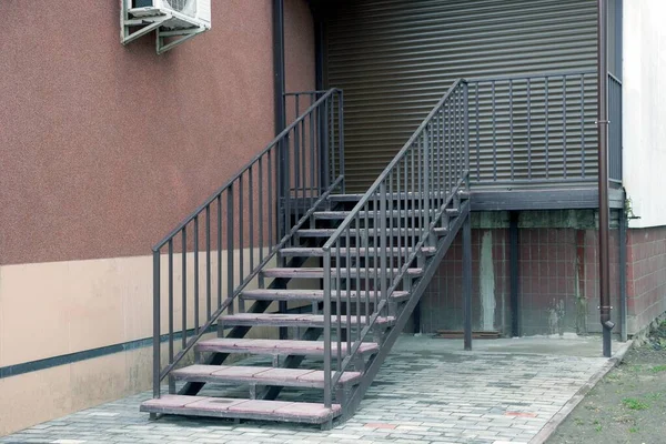 Escalera Hierro Gris Con Escalones Madera Calle Contra Una Pared — Foto de Stock