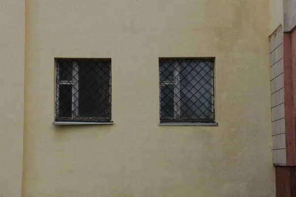 Коричнева Бетонна Стіна Будинку Двома Сірими Вікнами Брусками — стокове фото