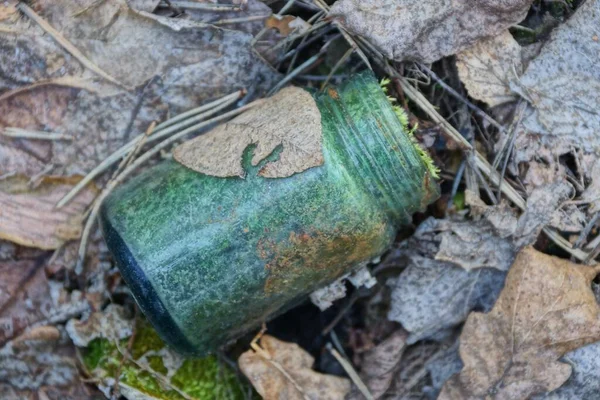 Müll Aus Einem Alten Grünen Glas Inmitten Trockener Grauer Blätter — Stockfoto