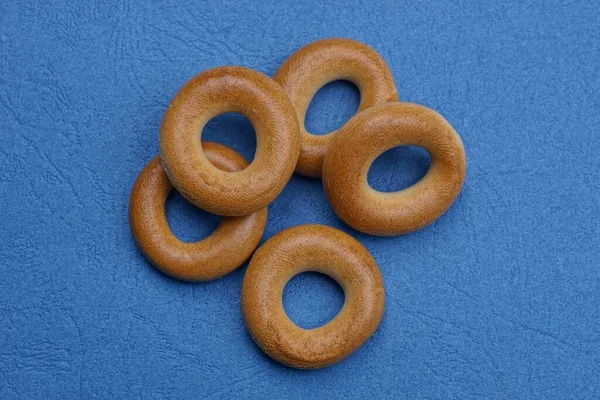 Mat Från Hög Med Torkade Bruna Bagels Ett Blått Bord — Stockfoto