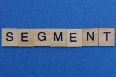  Kelime segmenti gri harflerden yapılmıştır mavi bir arkaplanda yatar