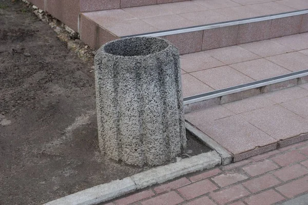 Bir Gri Beton Vazo Caddedeki Kahverengi Kaldırımın Yanında Yerde Duruyor — Stok fotoğraf