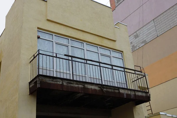 Beyaz Pencereli Kapısı Olan Evin Kahverengi Beton Duvarında Açık Demir — Stok fotoğraf