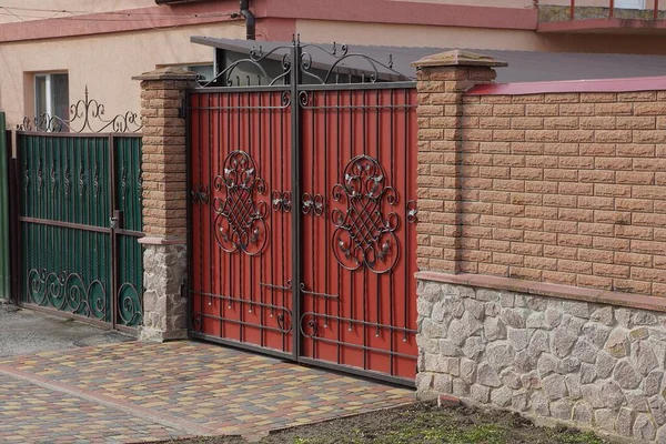 Puerta Cerrada Hierro Rojo Con Patrón Forjado Negro Pared Ladrillo — Foto de Stock