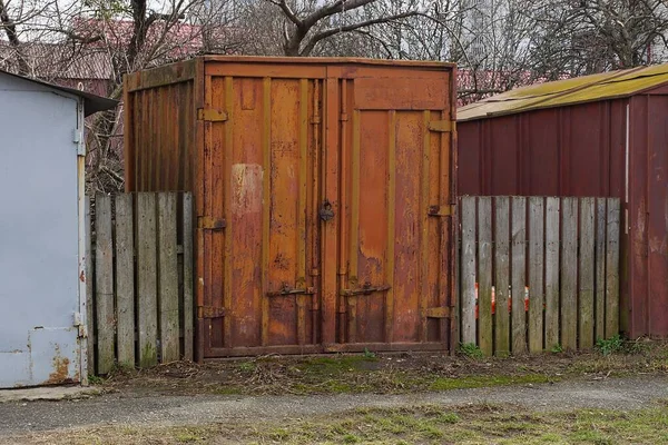 Uma Garagem Ferro Marrom Velho Com Portas Fechadas Recipiente Enferrujado — Fotografia de Stock